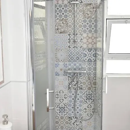 Spectacular 8 Pax/4 & Free Parking Apartment